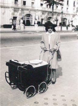 Elise et son fils Michel devant le Negresco