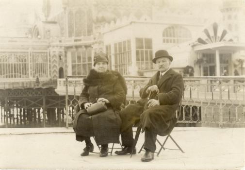 Mes grands-parents Berthe MIGNOT et Amédée OBJOIS devant la Jétée-Promenade.