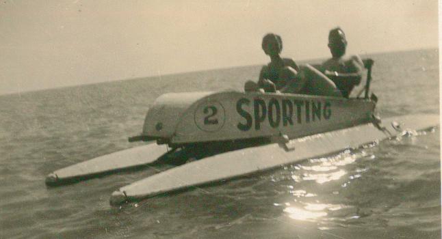 Stella et Joseph sur un pédalo Sporting Plage
