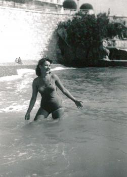 Ginette Périni devant Castel Plage