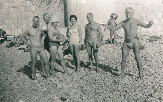 Groupe de fidèles amis devant Castel Plage