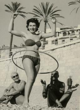 Ophélia fait du Hula-Hoop en hiver