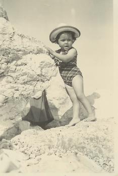 1947 - Denise sur la plage de la Promenade des Anglais.