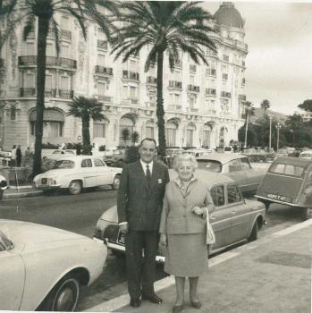 Pierre et Lucrèce Riboldazzi devant l'hôtel Ruhl