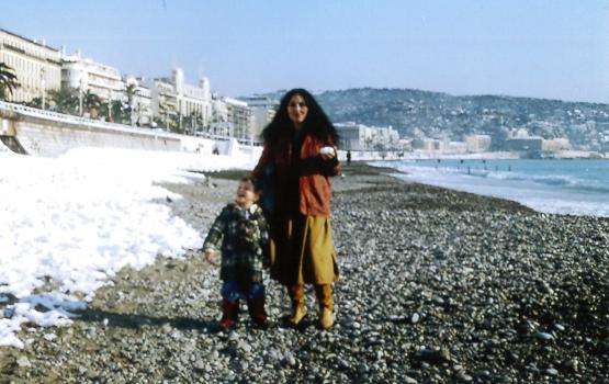 Les joies de la neige sur les galets