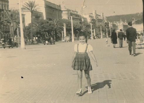 Marie-Claude devant le musée Masséna
