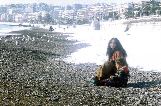 Plaisir de la neige sur la plage du Forum