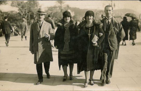 Deux couples sur la Promenade