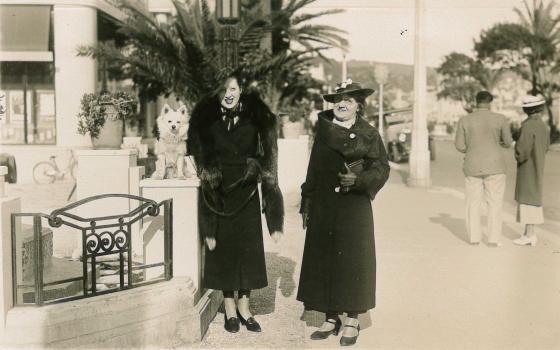 Devant la banque Barclay