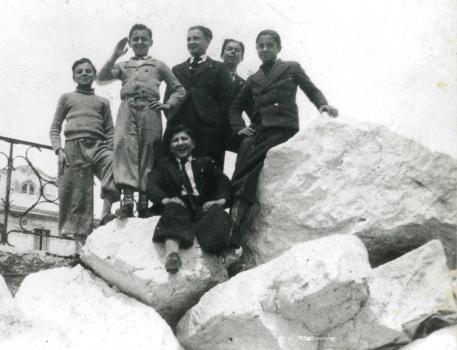 Pierre Gallo et les élèves de l'école de Commerce de Carras