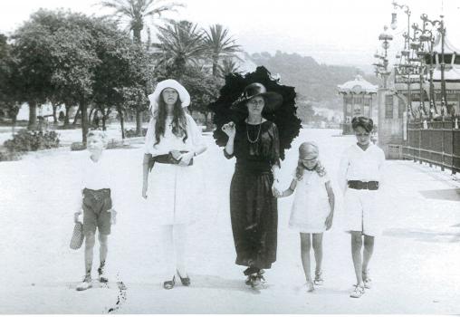 Marthe en deuil avec ses enfants