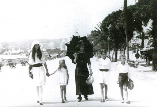 Marthe en deuil sur la Promenade avec ses enfants