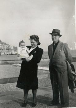 Danièle VIAL avec sa marraine et son parrain