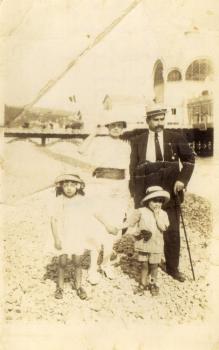 Famille devant la Jetée Promenade à Nice