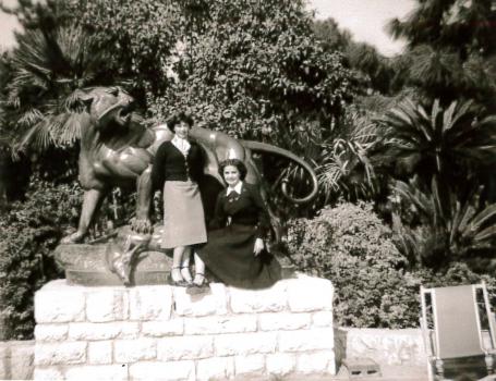Angèle et Jacqueline dans le jardin Albert 1er