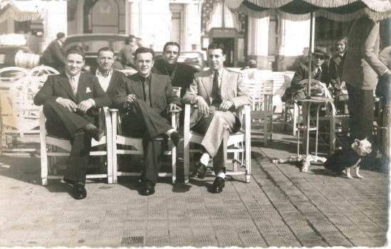 Joseph et ses amis devant le Ruhl