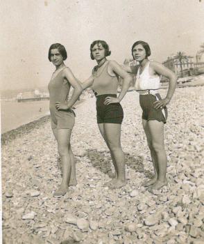 Rose et ses amies prêtes pour la baignade