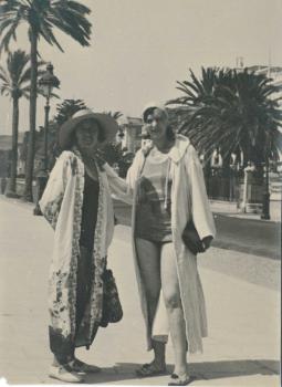 Céline et sa soeur Madeleine en face de la Villa Masséna