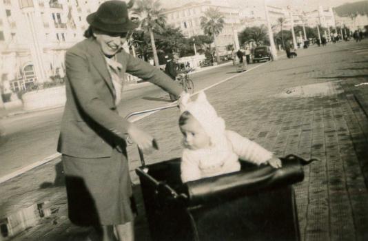Jean-Paul en balade avec maman en face du Negresco