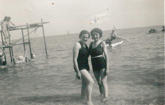 Lucrèce et son amie à la plage