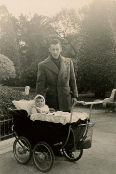 Francette avec papa, en  février 1948