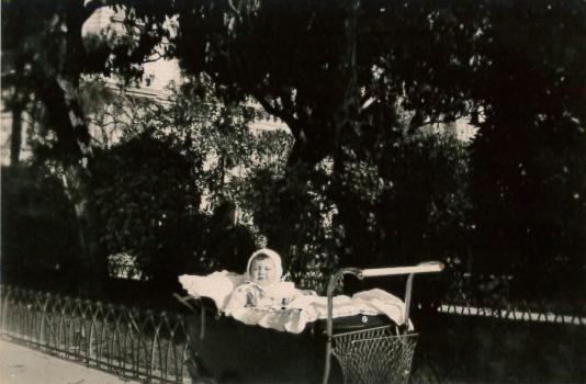 Francette dans le jardin Albert Ier