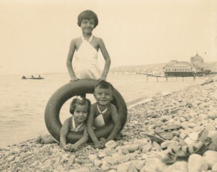 Jacqueline, Jacky et Michèle sur la plage