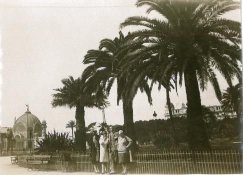 Les Morris, Postiaux et Maurice Hamesse devant le jardin