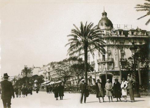 Les Morris Postiaux et Maurice Hamesse devant le Ruhl