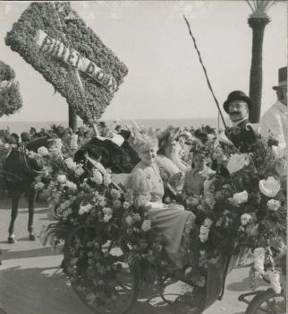 Bataille de Fleurs - Poupie (et Guy ?) sur le char "Billet doux"