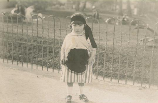 Marcelle Suchet dans le jardin