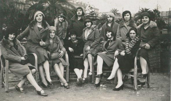 Jeannette avec ses camarades de l'atelier de couture