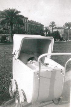 Le landau de Michèle dans le jardin Albert 1er