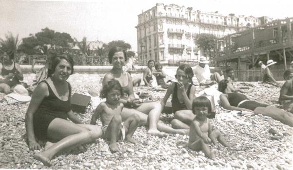 Emilie Cotto au centre devant les bains de la Grande bleue