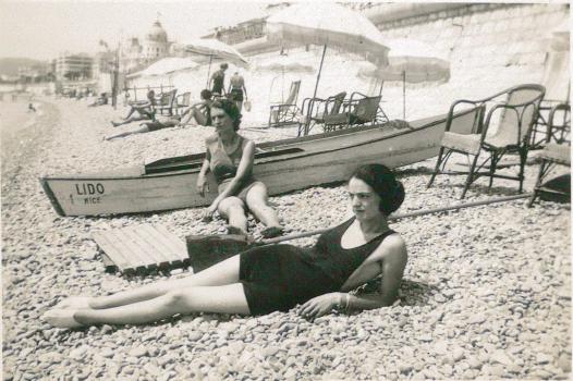 Fanny et une amie sur la plage du Lido