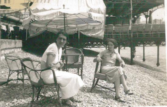 Fanny et une amie sur la plage du Lido