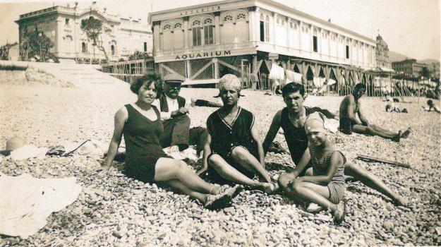 Marie Cotto et ses enfants Louis et Emilie devant l'Aquarium