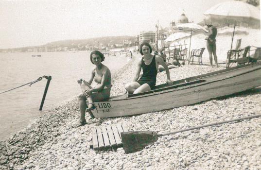 Fanny et une amie sur la plage du Lido