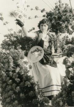 Jacqueline en Niçoise à la bataille de fleurs