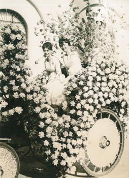 Jacqueline et Jocelyne, bataille de fleurs aux Ponchettes