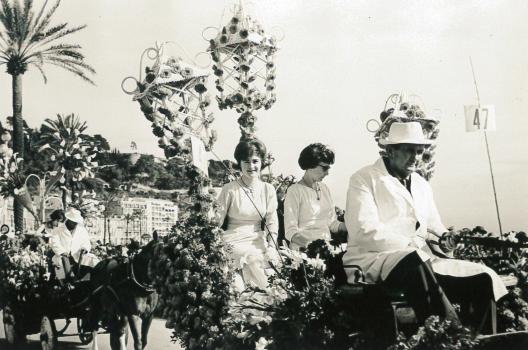 Jacqueline et Jocelyne, bataille de fleurs