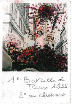 Jacqueline et ses amies à la bataille de fleurs