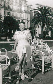 Rose Barnoin en face de l'hôtel du Luxembourg