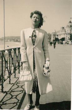 Rose Barnoin devant le Negresco