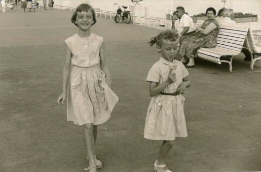Patricia déguste une glace avec Michèle