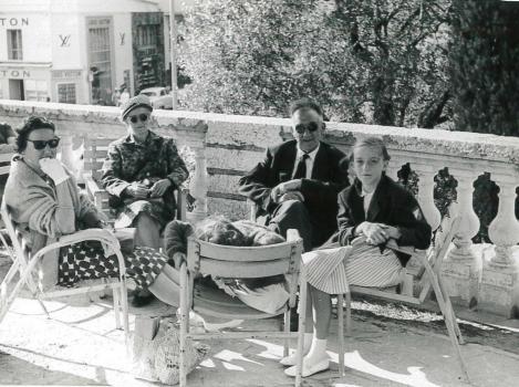 Pépé et mémé Saint Julien avec Josette et ses filles