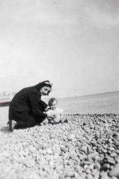 André Pouzols et sa maman à la plage