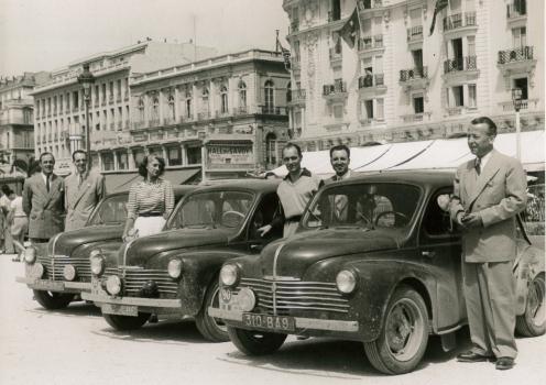 L' arrivée devant le Ruhl des équipages du Rallye des Alpes