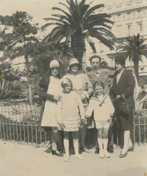 Sept. 1929 - La famille Barsanti pose dans le jardin Albert 1er 