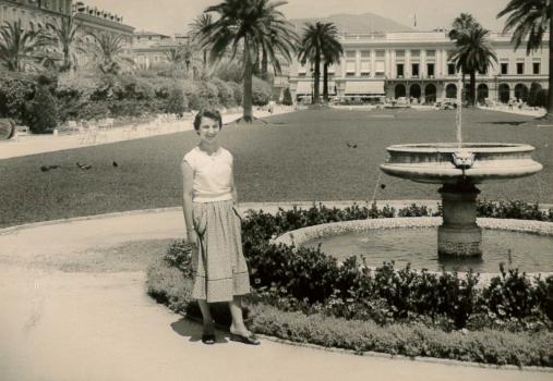 Mireille LEROY au jardin Albert 1er avec en fond le casino municipal de la place masséna